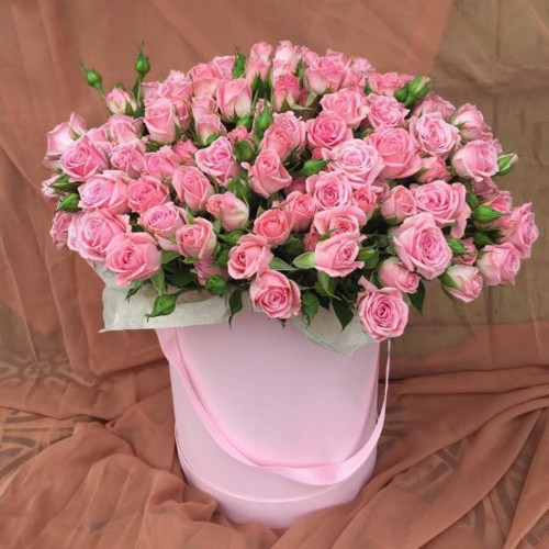 Кустовые розы в шляпной коробке 13 шт